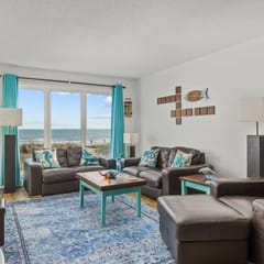 Charming, Spacious Oceanfront Immaculate Condo near Main St, Pool